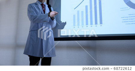 Scholar giving a presentation 68722612