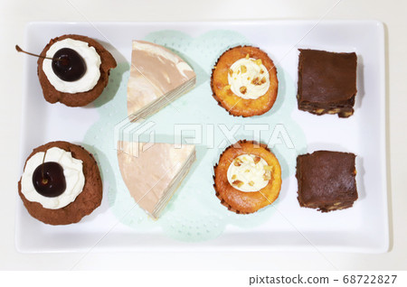 Petit cake/cupcake, brownie, carrot cake, cheesecake on white plate 68722827