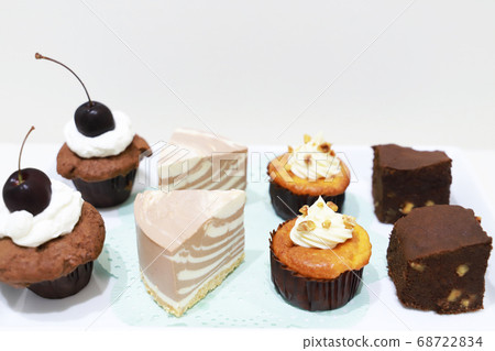 Petit cake/cupcake, brownie, carrot cake, cheesecake on white plate Petit cake/cupcake, brownie, carrot cake, cheesecake on white plate 68722834