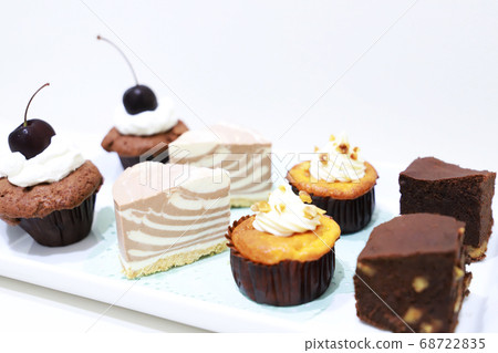 Petit cake/cupcake, brownie, carrot cake, cheesecake on white plate 68722835