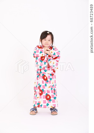 浴衣中的各種姿勢的4歲女孩 68723489