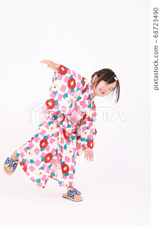 浴衣中的各種姿勢的4歲女孩 68723490