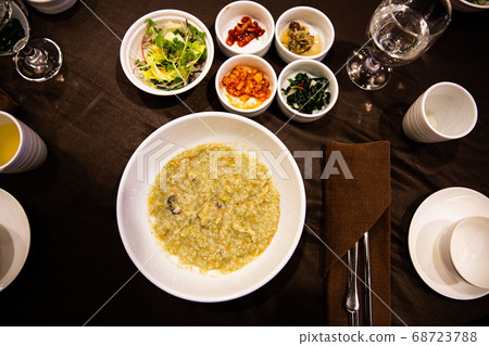 飯店早餐、韓餐、鮑魚粥、泡菜、蔬菜、沙拉、遮目魚、銀魚、一杯水 68723788