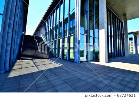 兵庫縣立混凝土和玻璃博物館在蔚藍的天空中閃耀 68724621