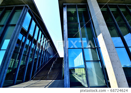 Hyogo Prefectural Museum of concrete and glass that shines in the blue sky 68724624