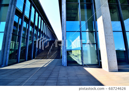 Hyogo Prefectural Museum of concrete and glass that shines in the blue sky 68724626
