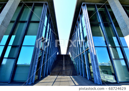 Hyogo Prefectural Museum of concrete and glass that shines in the blue sky 68724629