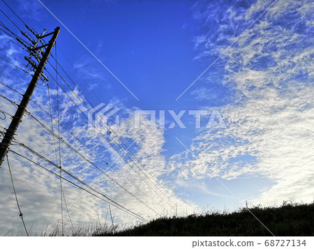 從山上可以看到電線桿的夏日夜晚的天空 從山上可以看到電線桿的夏日夜晚的天空 68727134