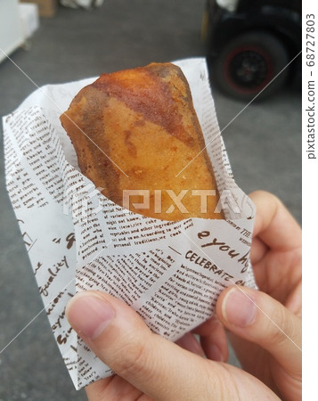 Hot apple pie I bought while walking 68727803