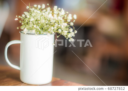 Dry flower in vase on wood table of cozy cafe Dry flower in vase on wood table of cozy cafe 68727812