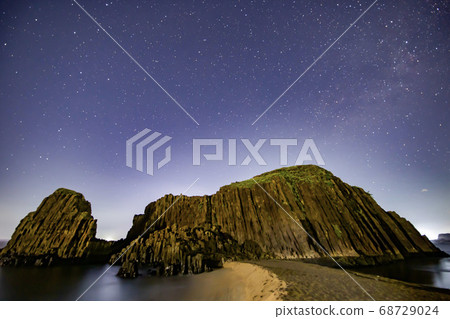 立岩和繁星點點的天空 68729024