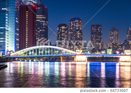 <<東京>>中央町灣地區鞦韆橋大橋大廈夜景 68733007