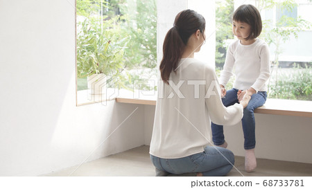 Parent-child image hug Parent-child image hug 68733781