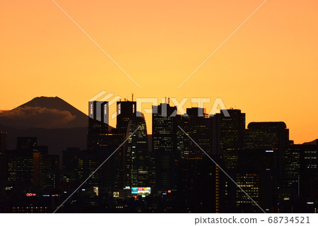 從文京區市民的富士山和新宿子中心的視圖 從文京區市民的富士山和新宿子中心的視圖 68734521