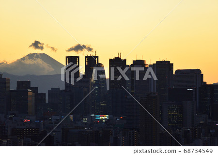 從文京區市民的富士山和新宿子中心的視圖 從文京區市民的富士山和新宿子中心的視圖 68734549