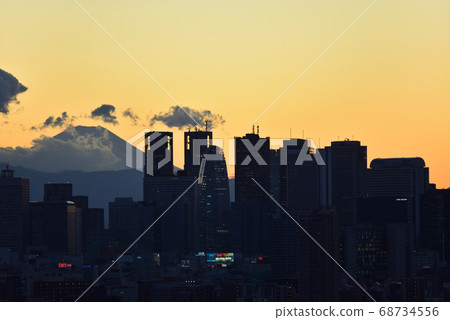從文京區市民的富士山和新宿子中心的視圖 從文京區市民的富士山和新宿子中心的視圖 68734556