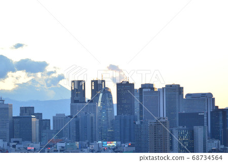 從文京區市民的富士山和新宿子中心的視圖 從文京區市民的富士山和新宿子中心的視圖 68734564