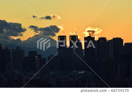 從文京區市民的富士山和新宿子中心的視圖 從文京區市民的富士山和新宿子中心的視圖 68734570