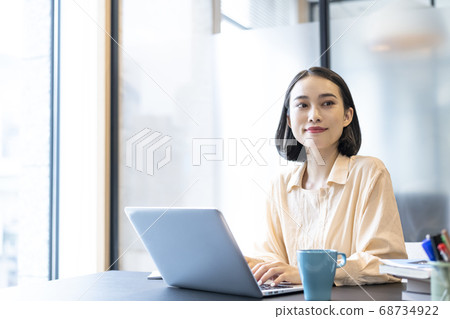 一個扮演書桌工作的女人 68734922
