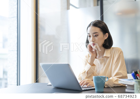 A woman who plays desk work 68734923