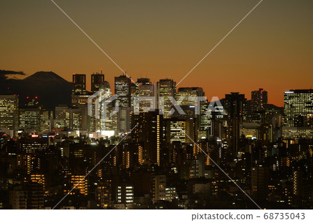 從文京區市民中心看富士山和新宿子中心的夜景 從文京區市民中心看富士山和新宿子中心的夜景 68735043