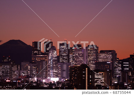 從文京區市民中心看富士山和新宿子中心的夜景 從文京區市民中心看富士山和新宿子中心的夜景 68735044