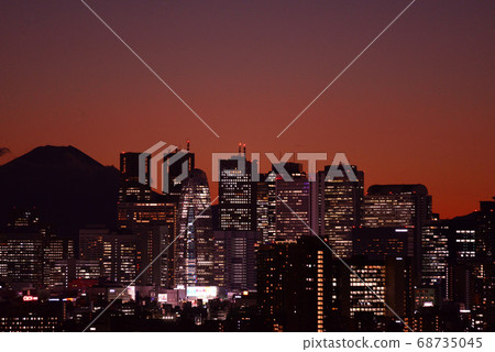 從文京區市民中心看富士山和新宿子中心的夜景 從文京區市民中心看富士山和新宿子中心的夜景 68735045