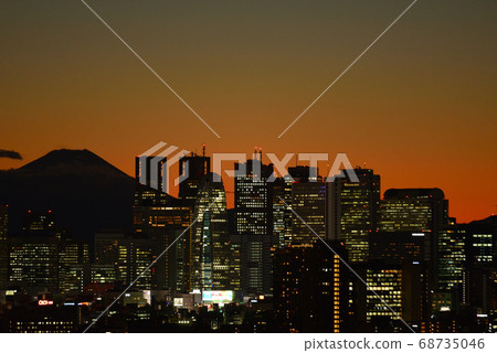 從文京區市民中心看富士山和新宿子中心的夜景 從文京區市民中心看富士山和新宿子中心的夜景 68735046