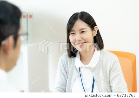 Care manager interviewing Care manager interviewing 68735765