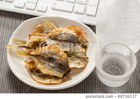 烤的小鯖魚。在線飲酒會的小吃的形象。 68736117