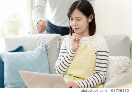 一對夫婦檢查金融資產 一對夫婦檢查金融資產 68736180