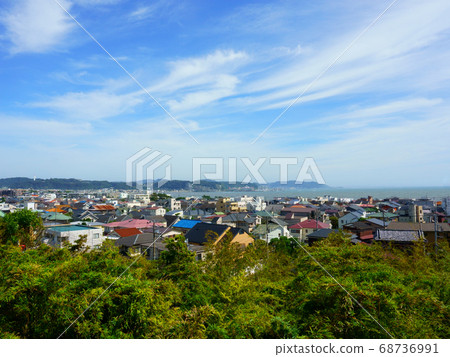 View of Kamakura Sagami Bay from second level in Hase-dera temple. Sunny day with blue sky View of Kamakura Sagami Bay from second level in Hase-dera temple. Sunny day with blue sky 68736991