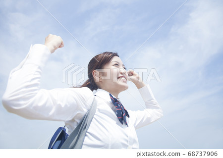 Girls high school students playing guts pose 68737906