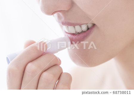 應用潤唇膏的女人 應用潤唇膏的女人 68738011