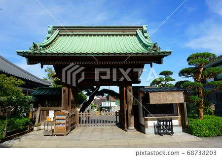 Main gate of Hesedera temple commonly called the Hase-kannon is one of the Buddhist temples in the city of Kamakura in Kanagawa Prefecture Main gate of Hesedera temple commonly called the Hase-kannon is one of the Buddhist temples in the city of Kamakura in Kanagawa Prefecture 68738203