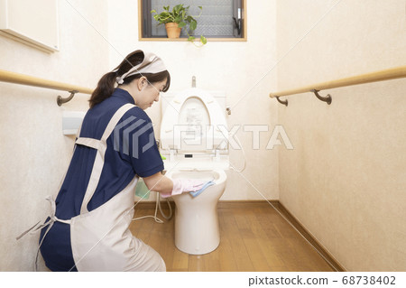 Female worker cleaning the house to clean the toilet 68738402