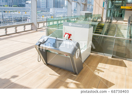 Communication robot "EMIEW3" installed at Takanawa Gateway Station 68738403