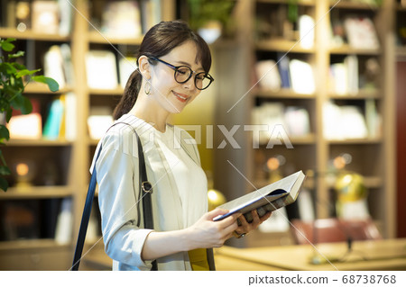 在書店裡的女商人 68738768