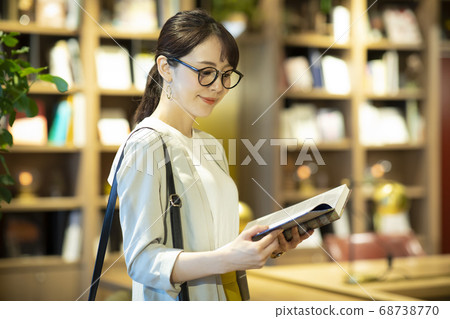 Business woman in bookstore 68738770