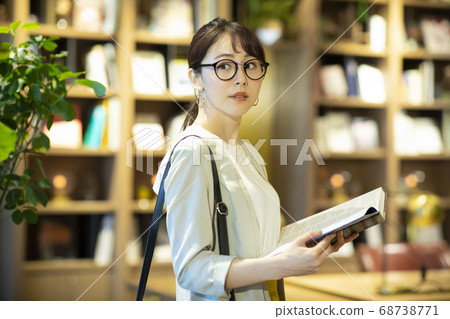 Business woman in bookstore 68738771