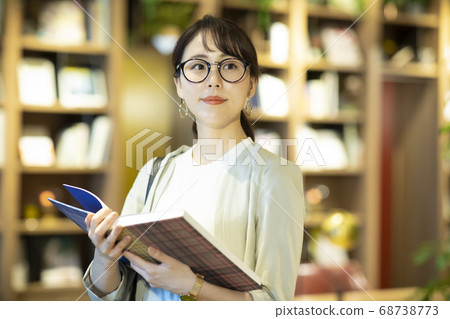 在書店裡的女商人 68738773