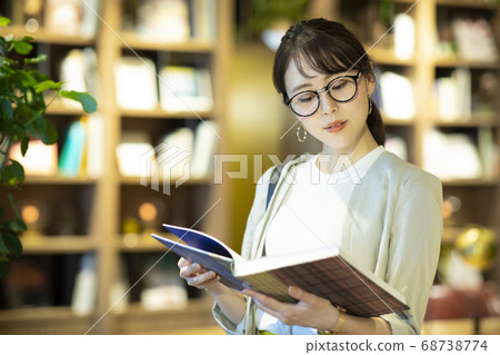 在書店裡的女商人 68738774