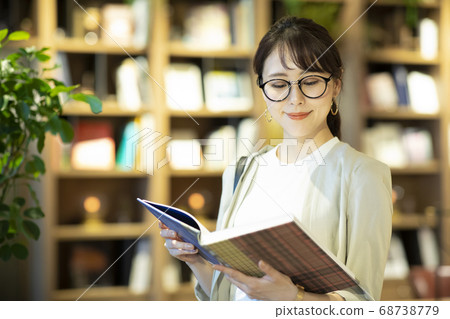 Business woman in bookstore 68738779