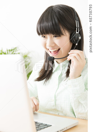 有視頻聊天的女孩 有視頻聊天的女孩 68738793