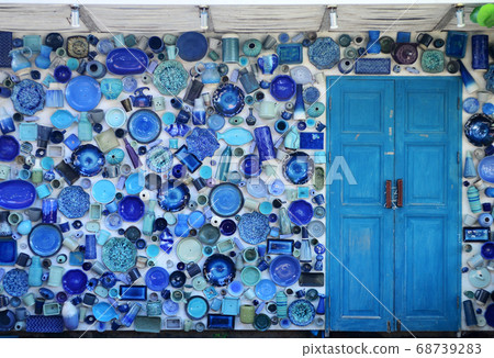 Crockery Ceramic as the wall decoration 68739283