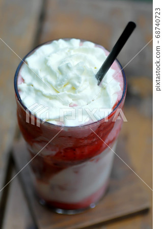 strawberry yogurt smoothie, mixed berry smoothie 68740723