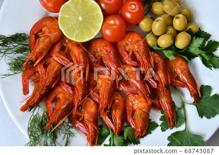 Cooked shrimp with fresh herbs Cooked shrimp with fresh herbs 68743087