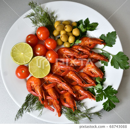 Cooked shrimp with fresh herbs Cooked shrimp with fresh herbs 68743088
