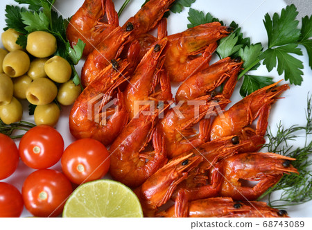 Cooked shrimp with fresh herbs 68743089