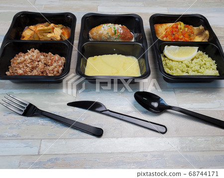 Eat healthy food, deliver fresh food in containers Eat healthy food, deliver fresh food in containers 68744171